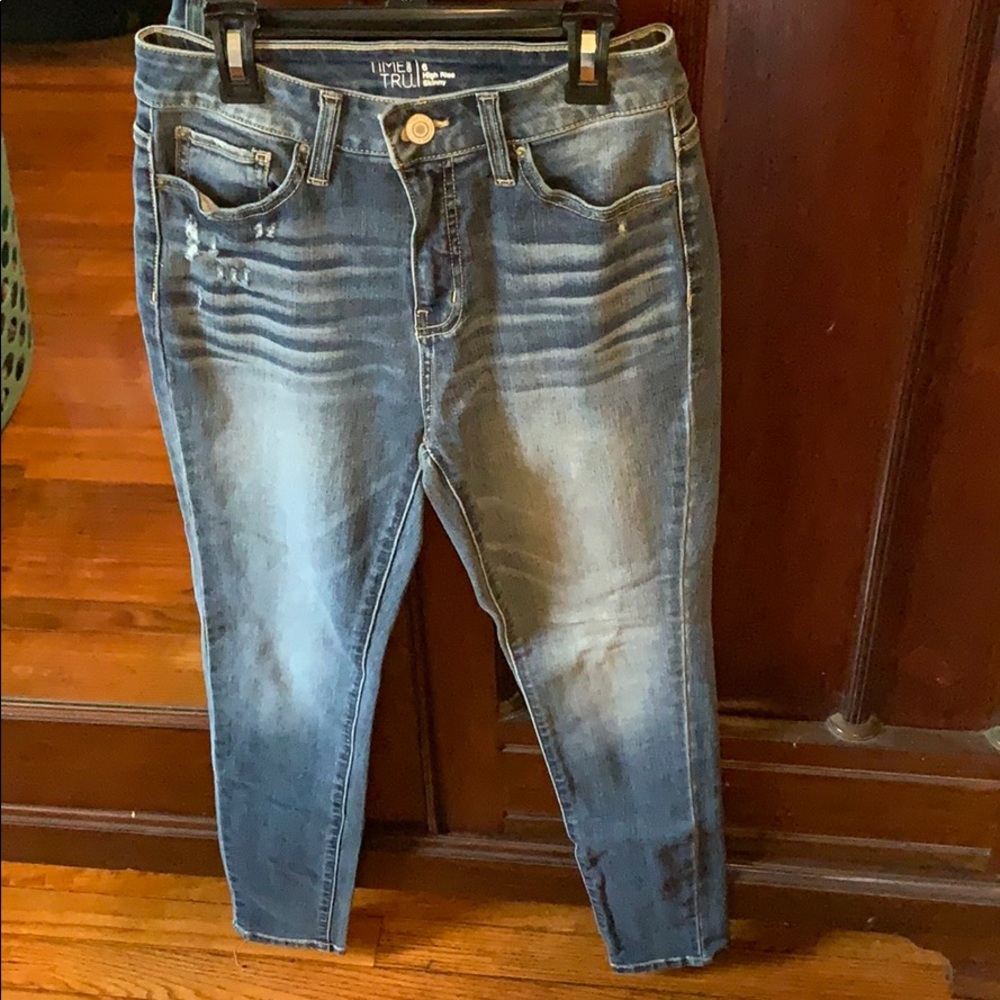 Women’s high rise skinny jeans.